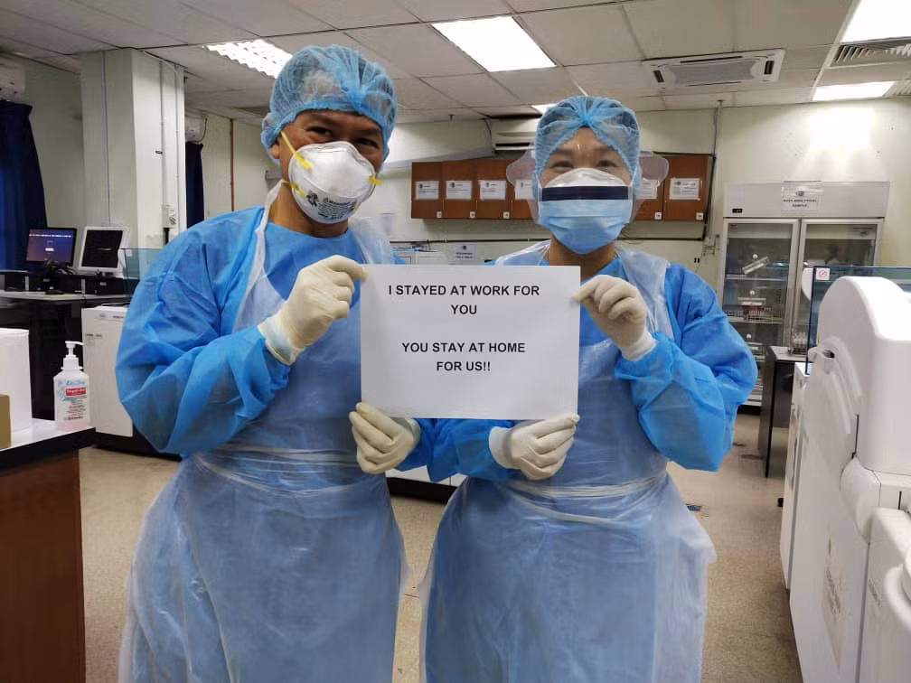 Bảo vệ an toàn cho bản thân và giảm thiểu áp lực cho y tế, tất cả mọi người nên ở nhà chờ dịch bệnh đi qua.