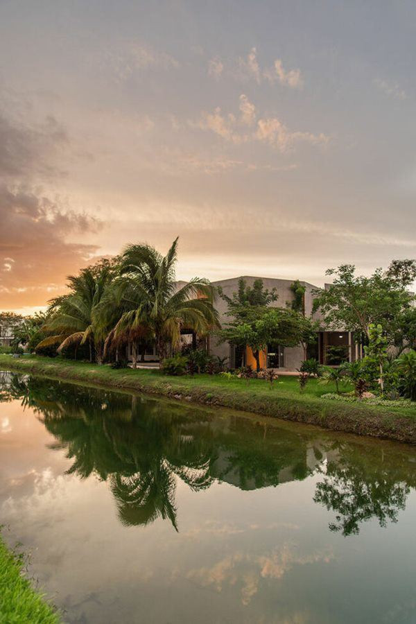 Ngôi nhà nằm xa khu vực giao thông công cộng và thị trấn, mang lại không gian yên tĩnh cho cả gia đình sau ngày làm việc.