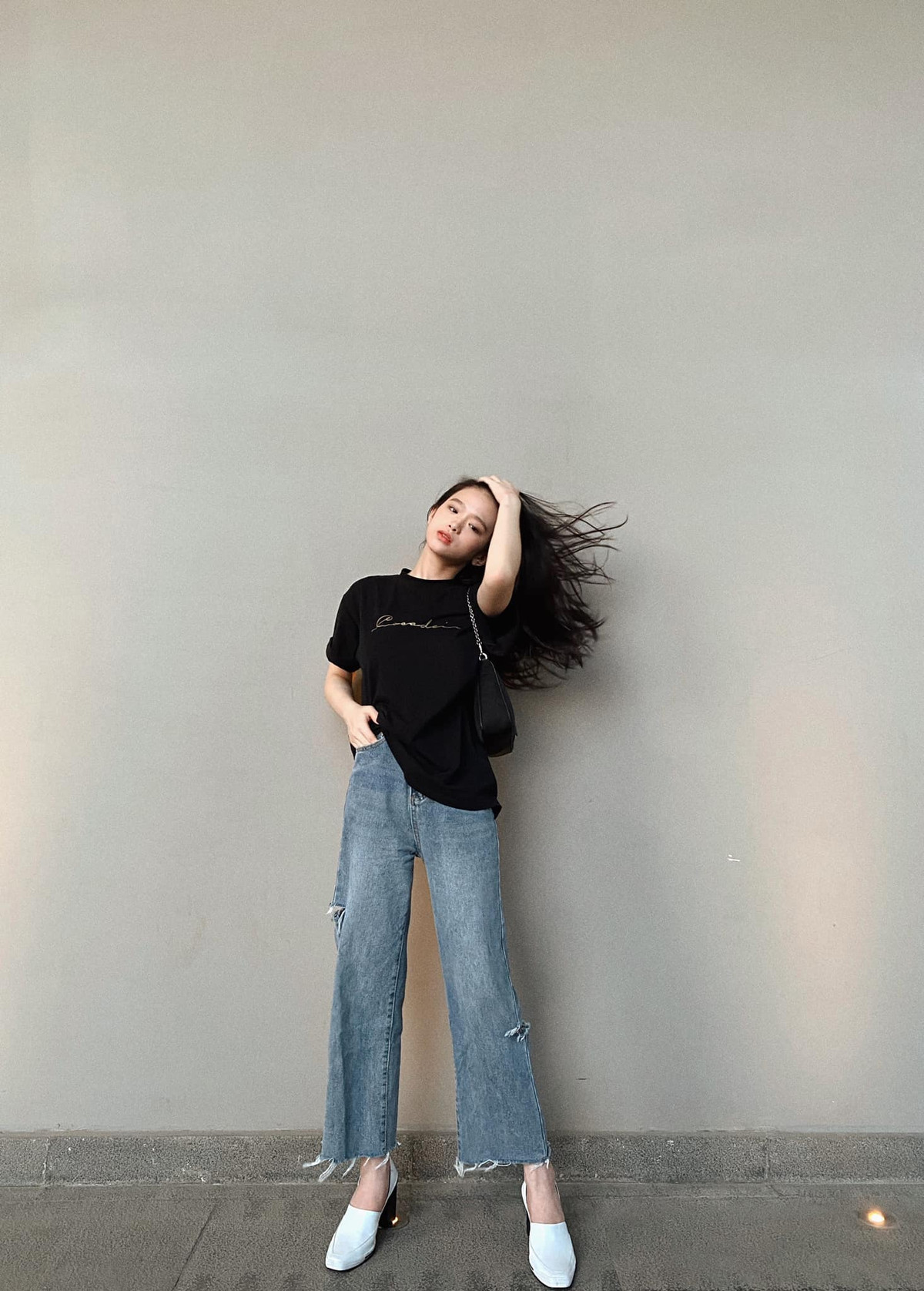 Bị tố học dốt, thi trượt cấp 3, hot girl Hà Thành Linh Ka từng tuyên bố gây sốc rằng học giỏi hay không không quan trọng, điểm cấp 3 và điểm đại học hoàn toàn có thể mua được. Câu nói này từng trở thành tâm điểm chỉ trích trên mạng xã hội một thời gian dài.