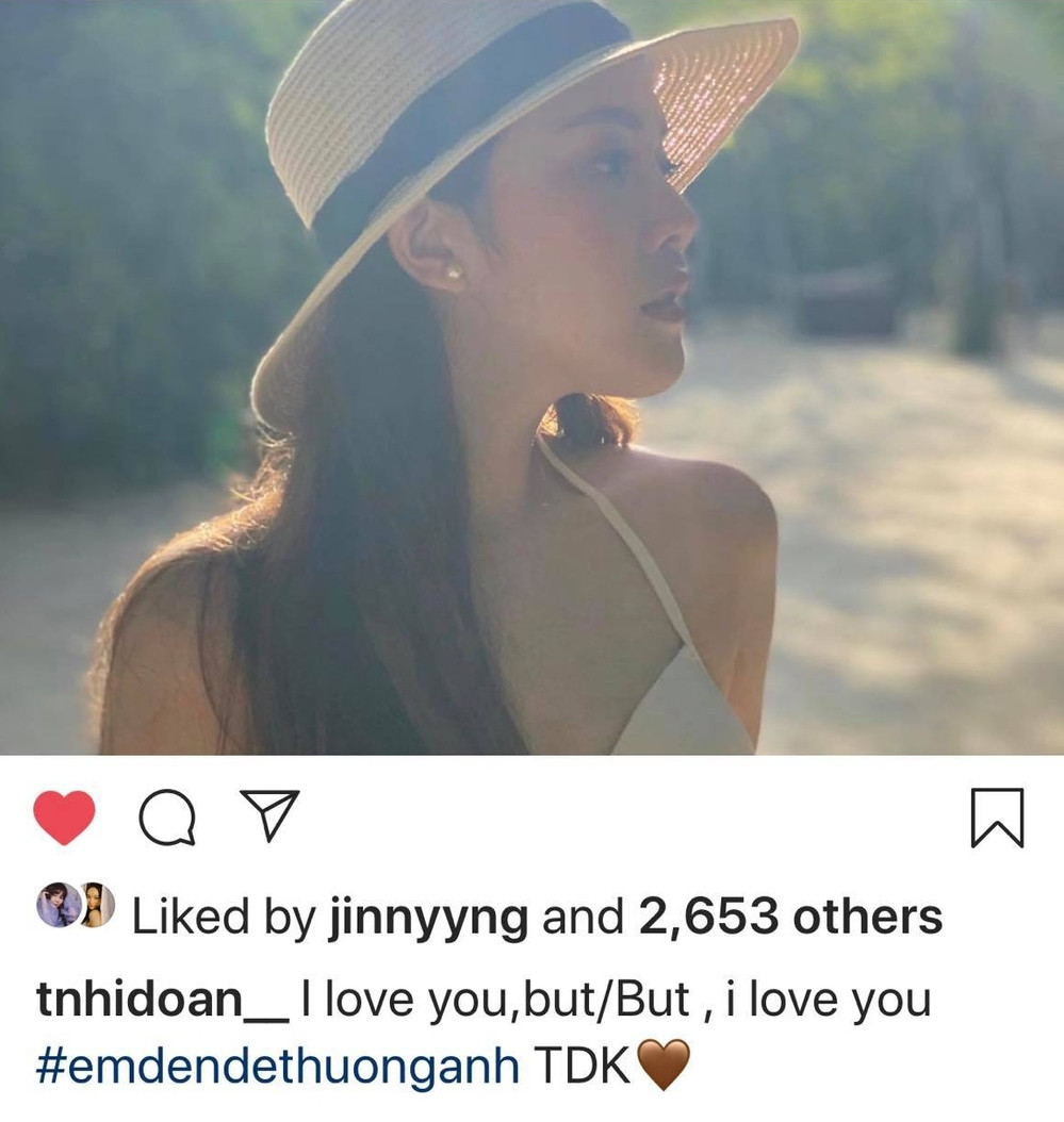 Trước những lời bàn tán của dân mạng, chân dung của cô nàng được cho là bạn gái của Đông Khuê được tìm ra. Thậm chí khi chàng trai bị chỉ trích, cô còn gửi lời động viên: "I love you, but, I love you (tạm dịch: yêu anh dù có điều gì em cũng yêu anh, em đến để thương anh. TDK".