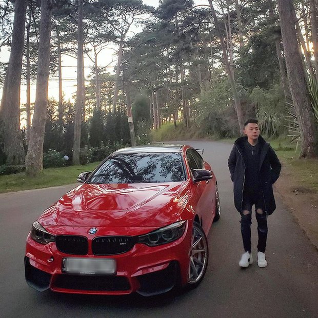 Về phía chàng "rich kid", được biết anh là con trai của đạo diễn Tống Thành Vinh. Hiện tại Đông Khuê đang là CEO của một công ty truyền thông kiêm founder của một nhà hàng, quán bar sang trọng.