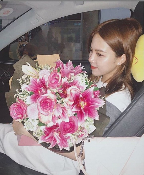 Cô nàng được cho là bạn gái CEO Tống Đông Khuê khá kín tiếng, không chia sẻ gì về chuyện đời tư lên MXH.