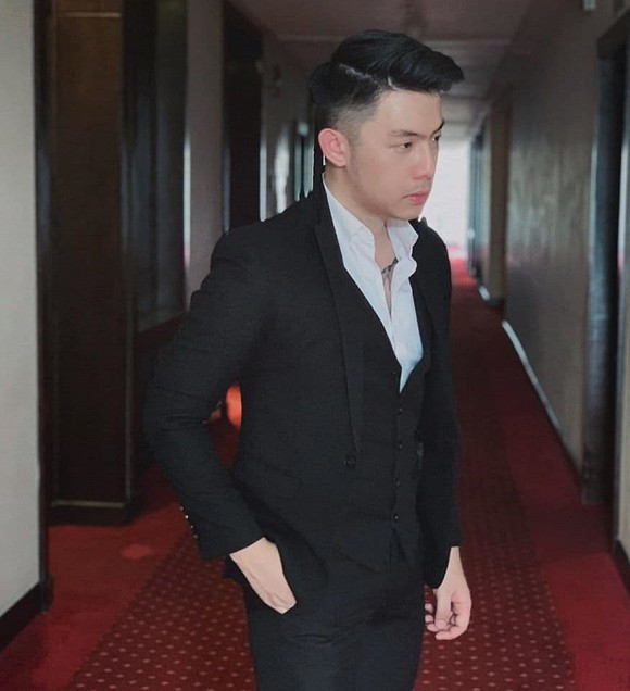 Qua đoạn giới thiệu, anh chàng đúng chuẩn một "rich kid" khi sở hữu dàn siêu xe cùng những thú vui dành cho những người giàu.