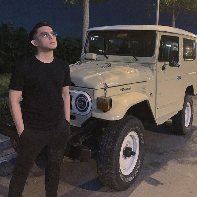 Chàng soái ca còn có hẳn nhóm bạn thân với niềm đam mê sưu tầm xe sang nên thường chụp ảnh với nhiều chiếc xe đắt đỏ khác nhau.