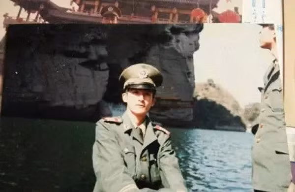 Soái ca quân đội chính là đây. Nhiều người cho rằng khoác lên mình bộ quân phục là vẻ điển trai được tăng lên gấp đôi.