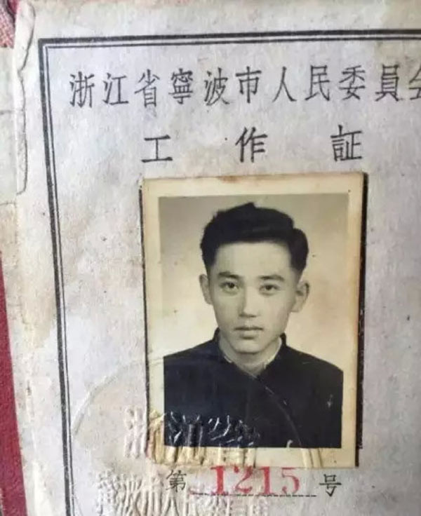 "Ông ngoại mình sinh năm 1925 ạ" - Lời chú thích của chủ nhân tấm ảnh khiến ai nấy hốt hoảng vì thời đó đã quá đẹp trai.