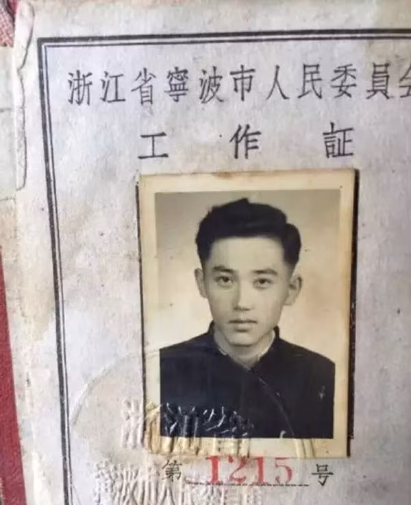 "Ông ngoại mình sinh năm 1925 ạ" - Lời chú thích của chủ nhân tấm ảnh khiến ai nấy hốt hoảng vì thời đó đã quá đẹp trai.