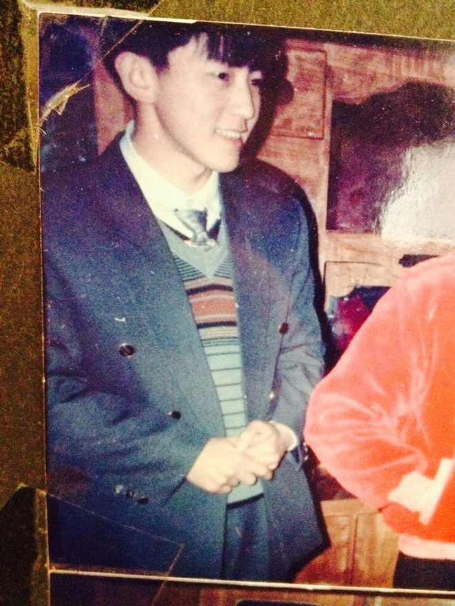 Ông bố này sở hữu ngoại hình không hề kém các idol Kpop với đôi mắt một mí, mũi cao, da trắng và nụ cười có phần ngại ngùng.