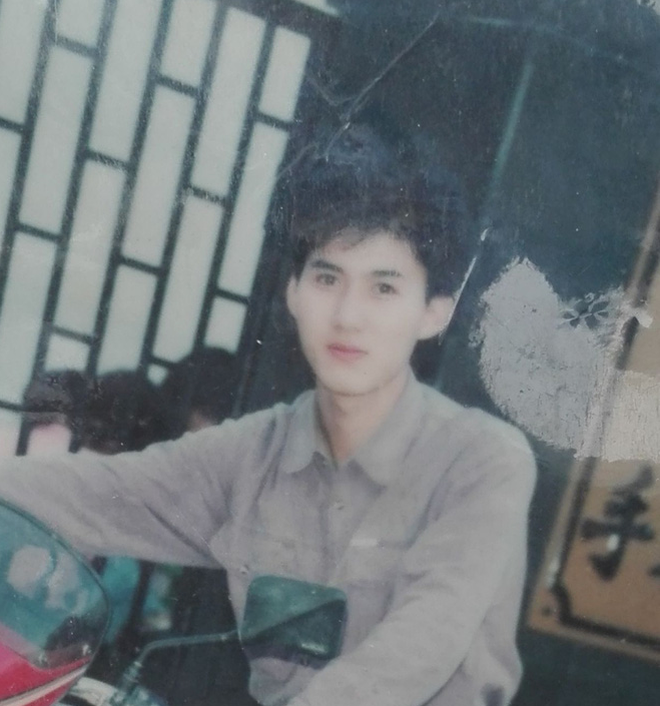 Ông bố này còn được nhận xét là giống diễn viên Ngô Kỳ Long.