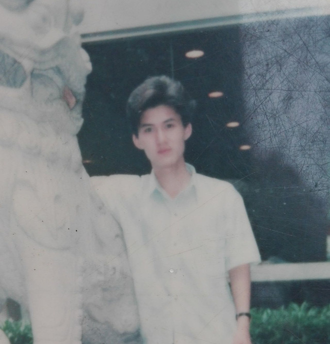 Mái tóc dài bồng bềnh cực kỳ lãng tử cực hợp với khuôn mặt điển trai kiểu thư sinh. Cùng với đó là thân hình dong dỏng cao giống hệt hình tượng "chàng trai thanh xuân" trong ngôn tình.