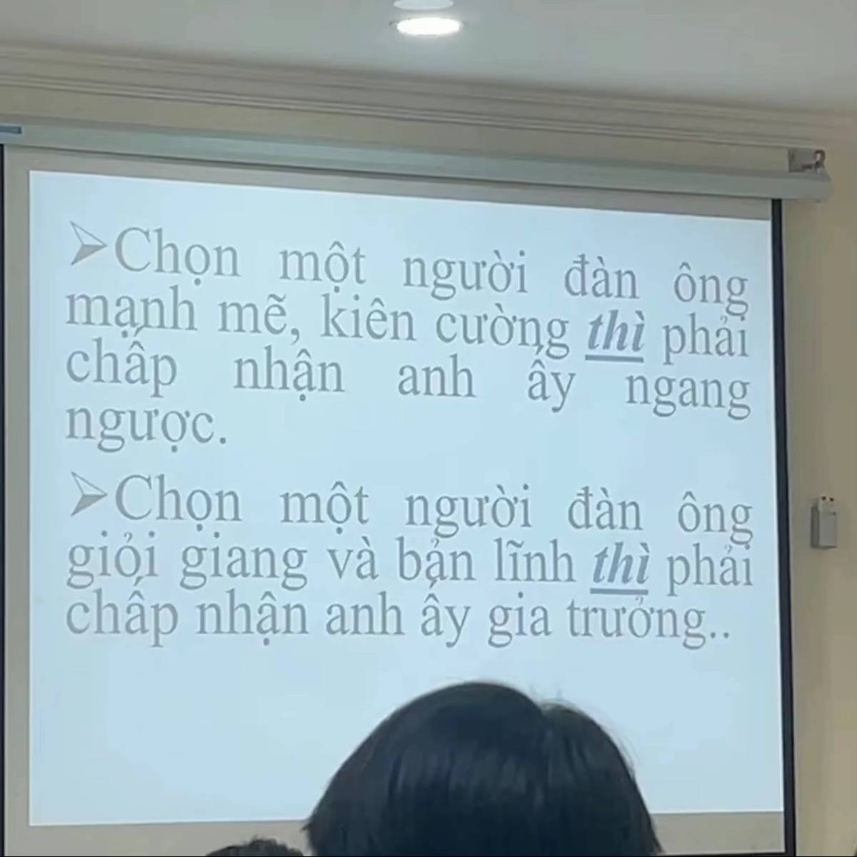 Tuy nhiên không ít người không đồng tình với những quan điểm này. Nhiều người cho rằng "không lẽ công việc của tôi bắt buộc tôi giao tiếp quan hệ rộng, nhưng tôi cũng phong lưu đa tình gặp ai cũng yêu à. Đây là tùy tính cách mỗi người, nói như vậy là khiến phụ nữ phải cam chịu".