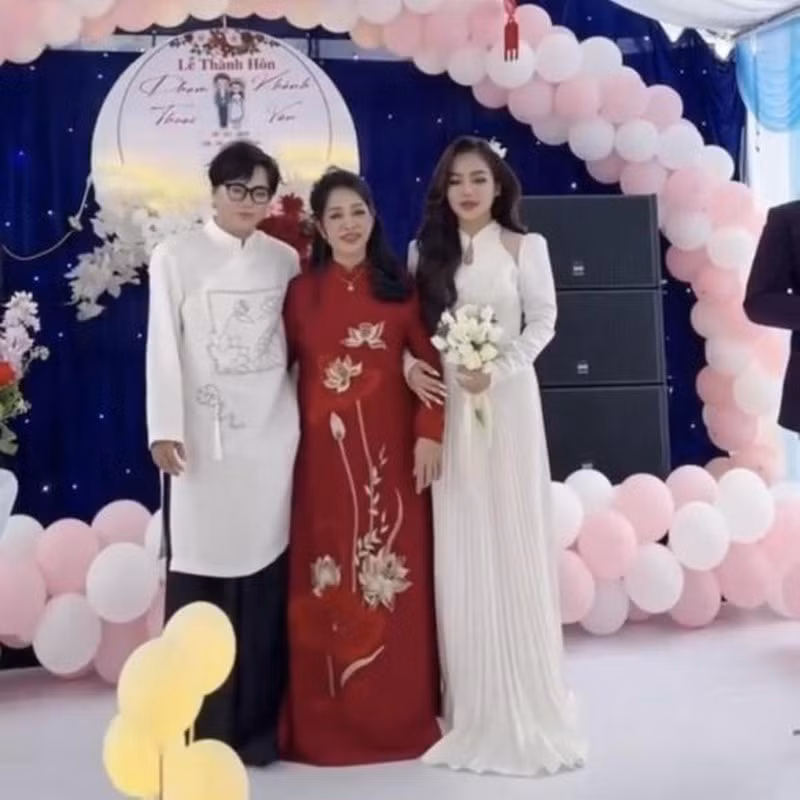 Nam Tiktoker này còn chơi lớn đến nỗi, để cả mẹ ruột xuất hiện trong "đám cưới của mình".