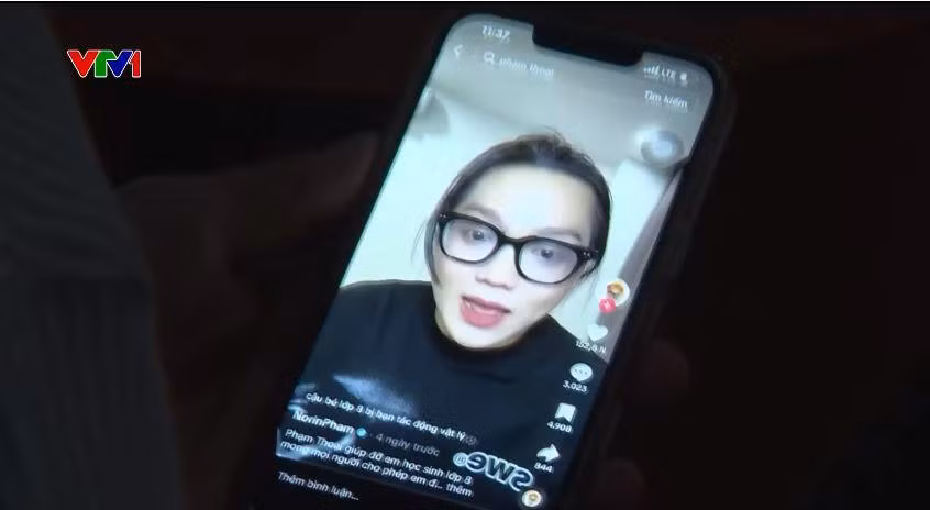 Nếu ở phần đầu, phóng sự làm mờ người được nhắc đến, thì phần sau cái tên Phạm Thoại xuất hiện trong bản tin.