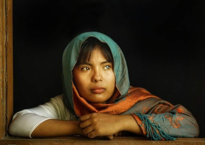 Nhờ vẻ đẹp khác lạ, SaPa nhận được nhiều lời mời làm mẫu ảnh và có đôi lần nhận chụp chân dung. Ngoài ra, 10X cũng đi làm thêm để lo chi phí học tập, sinh hoạt đỡ đần phần nào gánh nặng cho bố mẹ ở quê. Trong nhà, Cô gái có mắt hai màu là người duy nhất đủ học lực để học lên đại học. Bởi vậy, cô càng quyết tâm học tập với hy vọng giúp gia đình có cuộc sống tốt hơn trong tương lai.