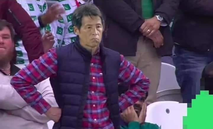 HLV Nishino Akira nhìn các học trò đá bóng mà thấy tức luôn á.