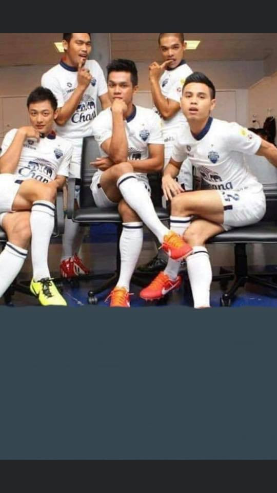 Ngay từ những chiến thắng Bahrain ở vòng bảng, các cầu thủ Thái Lan đã đăng tải một bức ảnh vô cùng nữ tính cùng dòng trạng thái ám chỉ việc U23 Việt Nam đã để thua một đối thủ yếu kém như U23 Bahrain trong trận đấu giao hữu.