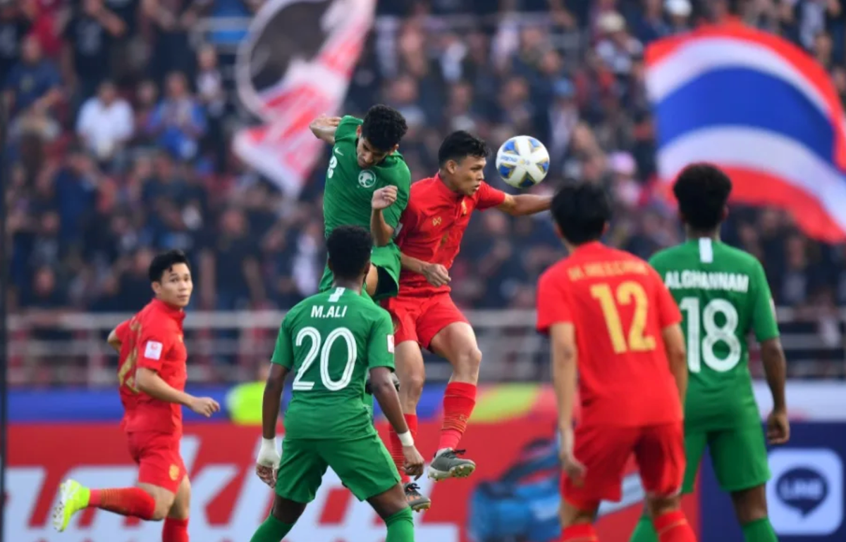 Ở trận gặp U23 Saudi Arabia tại vòng tứ kết, U23 Thái Lan ngay lập tức bị "nghiệp quật" khi để thua và chính thức phải chia tay với giải đấu đang tổ chức tại sân nhà. Điều này khiến nhiều cổ động viên xứ Chùa Vàng bức xúc, đổi lỗi tại VAR mới khiến các cầu thủ của họ để thủng lưới.