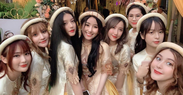 Bên phía nhà gái, dàn phù dâu cũng không kém khi bao gồm một loạt các hot girl đình đám trên mạng xã hộ như Bâu, Võ Ngọc Trân, Wilson Nhật Anh,...