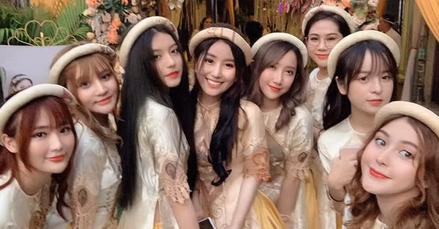 Bên phía nhà gái, dàn phù dâu cũng không kém khi bao gồm một loạt các hot girl đình đám trên mạng xã hộ như Bâu, Võ Ngọc Trân, Wilson Nhật Anh,...