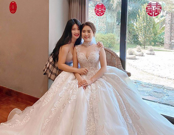 Nhiều người để lại bình khá hài hước nhưng thực tế cho bức ảnh: "Ghét nhất đi đám cưới mà lại có người hấp dẫn hơn cả cô dâu"; "Đi đám cưới mà xinh hơn cô dâu thì ai chơi"; "Không chỉ gương mặt mà bộ ngực kia cũng đủ hấp dẫn hơn cô dâu rồi, tội cho cô dâu quá"; "Đi đám cưới mà mặc áo hai dây trễ ngực thế kia à?". Thậm chí nhiều chàng trai trẻ tuổi đôi mươi muốn biết danh tính của cô gái đầy hấp dẫn này để mong được một lần se duyên.