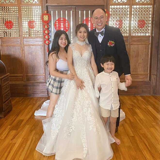 Gần đây, mạng xã hội Malaysia xôn xao trước bức hình chụp một cô gái đi đám cưới người bạn và chụp ảnh cùng cô dâu, chú rể. Thế nhưng, cô gái này lại gây được sự chú ý hơn hẳn cô dâu bởi gương mặt xinh xắn như hot girl , nụ cười tươi rạng rỡ, đặc biệt là bộ ngực khủng với kích thước "quá khổ".