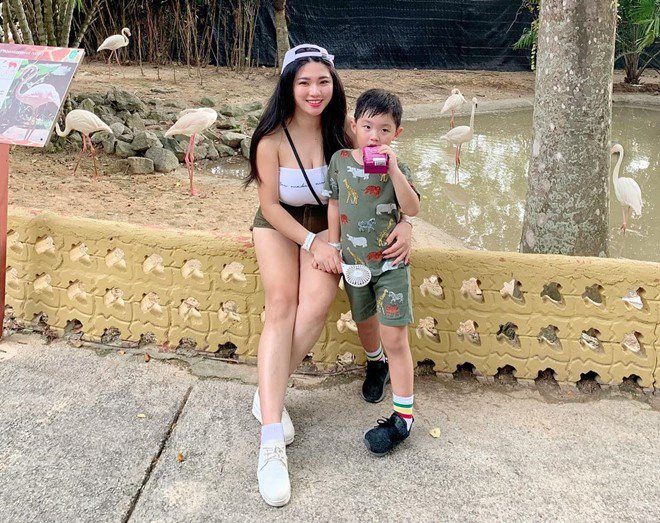 Câu nói đó của con trai khiến Sueanne Kang cảm thấy chỉ biết im lặng và yêu sao chàng trai nhỏ bé. Mặc dù làm mẹ khi còn khá trẻ nhưng Sueanne Kang biết cách chăm con rất tốt. Cô từng cho biết, lúc nào bản thân cũng mang bên mình một lọ nước xịt rửa tay bằng cồn, loại an toàn. Mỗi khi đi ra ngoài, tiếp xúc với khói bụi và vi khuẩn cô thường yêu cầu con trai xịt và làm sạch tay mình.