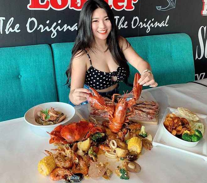 Được biết, cô gái gây chú ý ở đám cưới bạn chính là hotgirl chuyên review đồ ăn - Sueanne Kang. Cô cũng đã làm mẹ đơn thân của một cậu con trai 6 tuổi và hiện 2 mẹ con đang sinh sống tại thành phố Penang của Malaysia. Sueanne Kang sở hữu vòng 1 lên tới 103cm - là con số đáng mơ ước của nhiều người. Tuy nhiên, cô cũng từng vướng tin đồn phẫu thuật thẩm mỹ để có gương mặt xinh đẹp và vòng 1 tròn trịa.