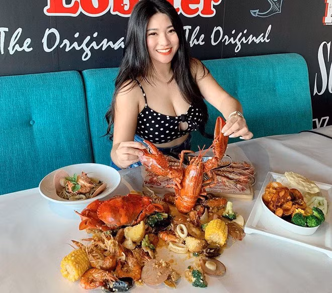 Được biết, cô gái gây chú ý ở đám cưới bạn chính là hotgirl chuyên review đồ ăn - Sueanne Kang. Cô cũng đã làm mẹ đơn thân của một cậu con trai 6 tuổi và hiện 2 mẹ con đang sinh sống tại thành phố Penang của Malaysia. Sueanne Kang sở hữu vòng 1 lên tới 103cm - là con số đáng mơ ước của nhiều người. Tuy nhiên, cô cũng từng vướng tin đồn phẫu thuật thẩm mỹ để có gương mặt xinh đẹp và vòng 1 tròn trịa.