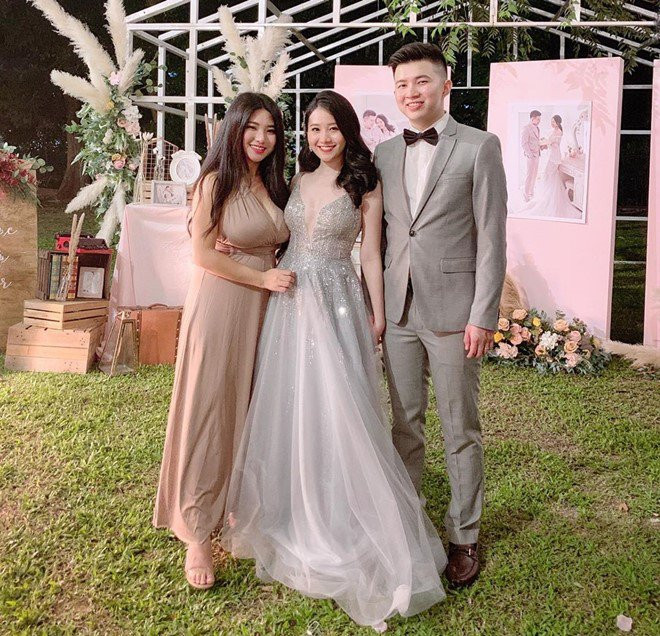 Tuy nhiên, khi ngay dưới phần bình luận của bức ảnh, dân tình tìm ra danh tính của cô gái thực chất là một hot girl nổi tiếng trên mạng xã hội, thậm chí cô còn đang làm mẹ đơn thân thì nhiều chàng trai tỏ vẻ "hụt hẫng, tụt hứng".