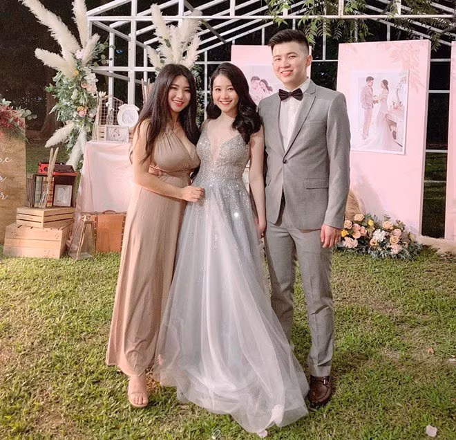 Tuy nhiên, khi ngay dưới phần bình luận của bức ảnh, dân tình tìm ra danh tính của cô gái thực chất là một hot girl nổi tiếng trên mạng xã hội, thậm chí cô còn đang làm mẹ đơn thân thì nhiều chàng trai tỏ vẻ "hụt hẫng, tụt hứng".