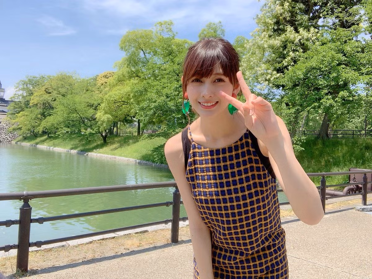 Trang cá nhân của Angela hiện sở hữu 200.000 lượt theo dõi. Người đẹp thường xuyên chia sẻ những tấm hình đi du dịch và selfie cá nhân.