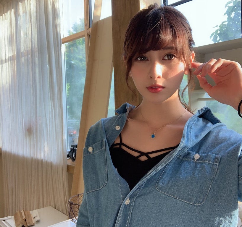 Với nhan sắc của mình, Angela Mei được nhiều công ty người mẫu danh tiếng "để mắt" tới. Cô cũng thường xuyên nhận được những lời khuyên từ khán giả về việc lấn sân sang lĩnh vực ca hát hay thử sức với nghề diễn viên.