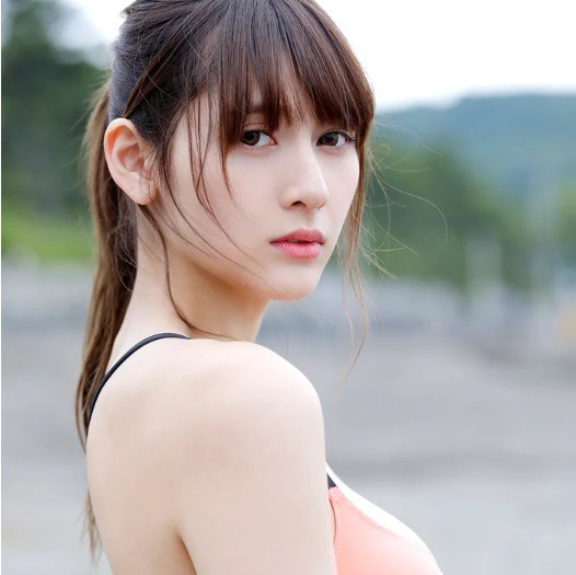 Trái ngược với những màn khoe thân nóng bỏng trên tạp chí, bên ngoài, hot girl lai theo đuổi phong cách nhí nhảnh, dễ thương.