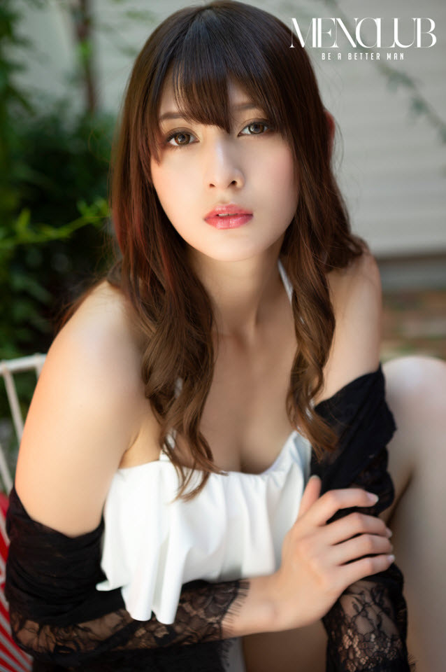 Không chỉ làm mẫu, hot girl Nhật Bản còn kiếm bộn tiền nhờ làm gương mặt thương hiệu của các hãng nội y, mỹ phẩm.