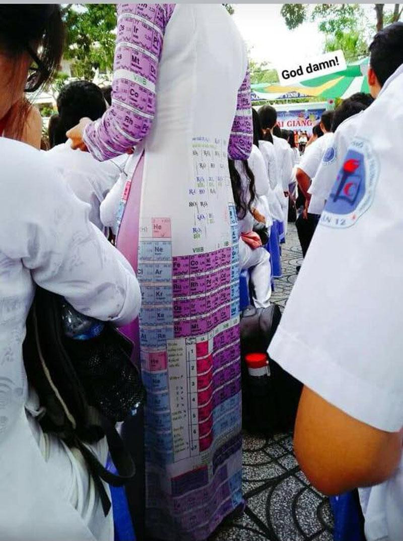 Không chỉ có môn văn, môn hoá với bảng tuần hoàn cũng được cô giáo in lên tà áo dài để khi quên thì kiểm tra luôn khỏi phải xem sách.