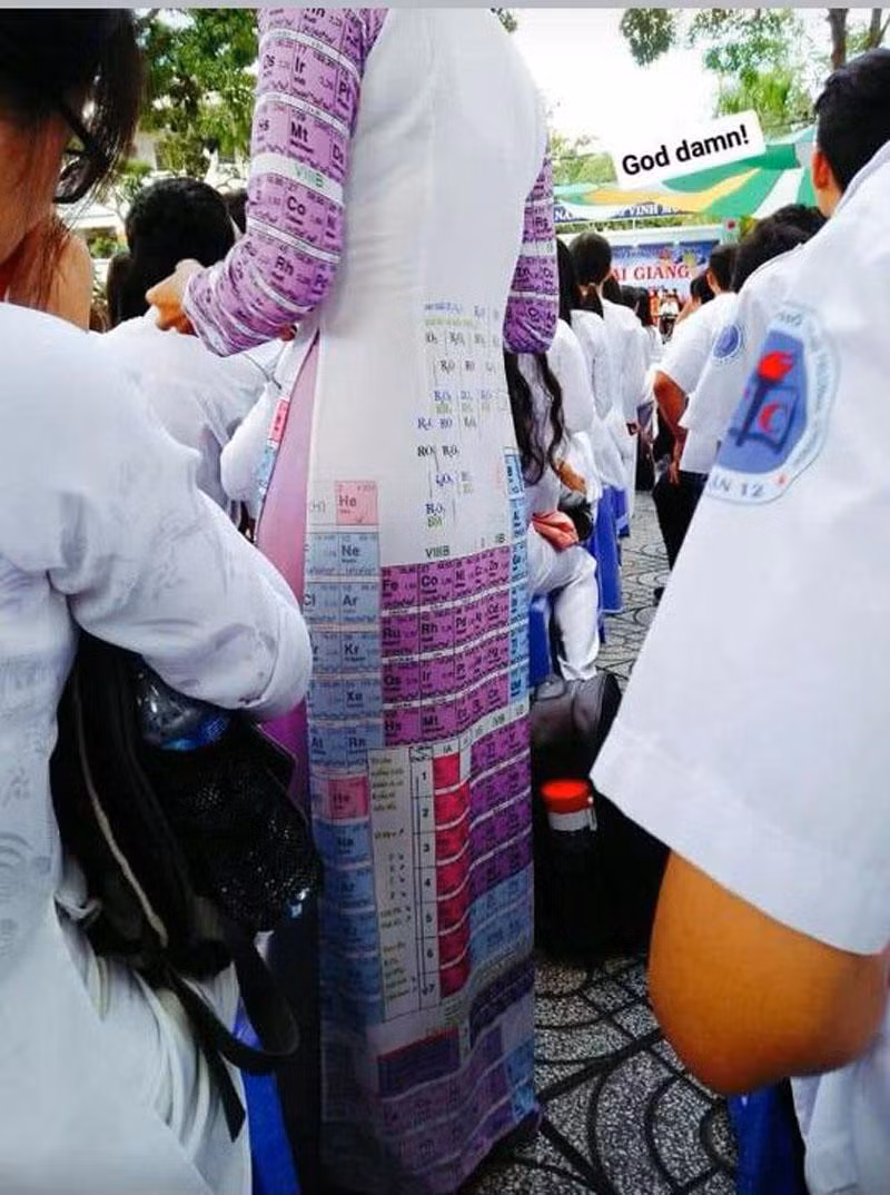 Không chỉ có môn văn, môn hoá với bảng tuần hoàn cũng được cô giáo in lên tà áo dài để khi quên thì kiểm tra luôn khỏi phải xem sách.