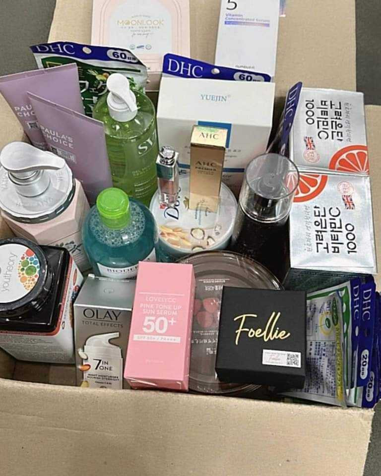 Nhưng khi cô giá mở thùng mì ra thì...là một bộ mỹ phẩm từ nước tẩy trang, serum, kem chống nắng, sữa rửa mặt, son môi, lại còn có cả socola. Người tặng quà hẳn là một chàng trai rất tinh tế.