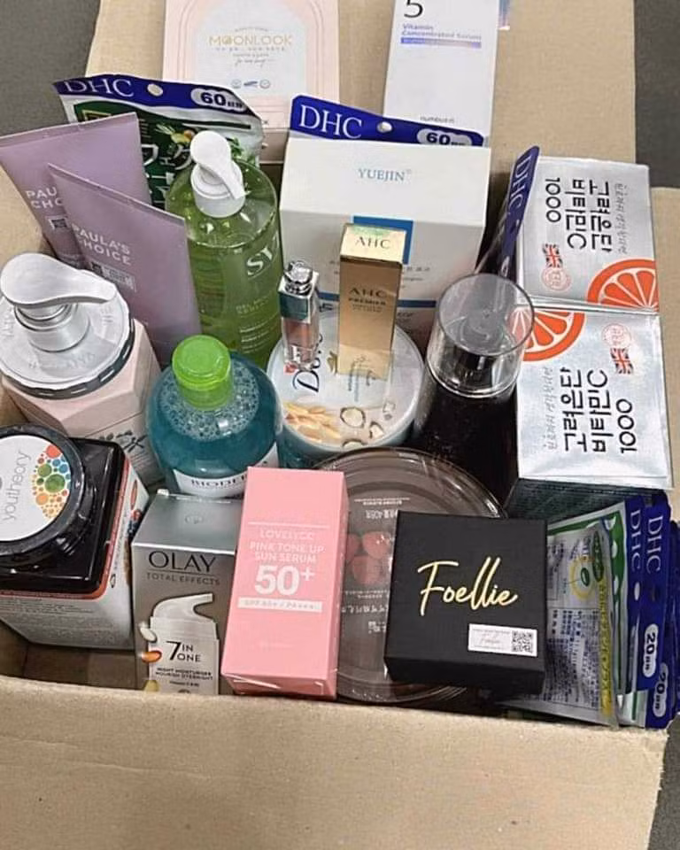 Nhưng khi cô giá mở thùng mì ra thì...là một bộ mỹ phẩm từ nước tẩy trang, serum, kem chống nắng, sữa rửa mặt, son môi, lại còn có cả socola. Người tặng quà hẳn là một chàng trai rất tinh tế.