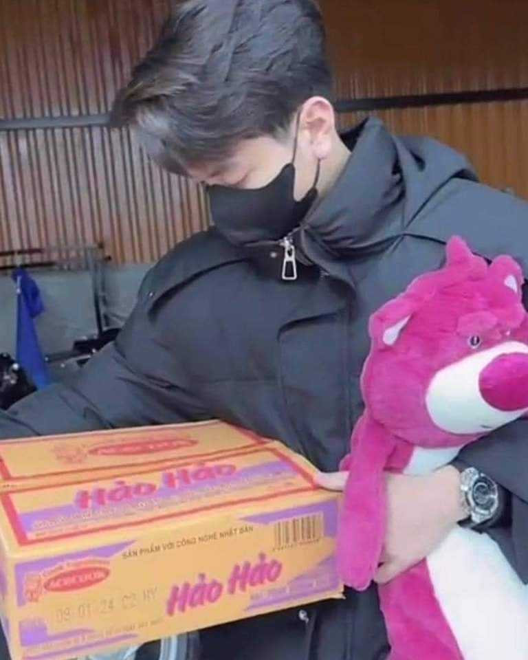 Lúc chàng trai xuất hiện với thùng mì hảo hảo