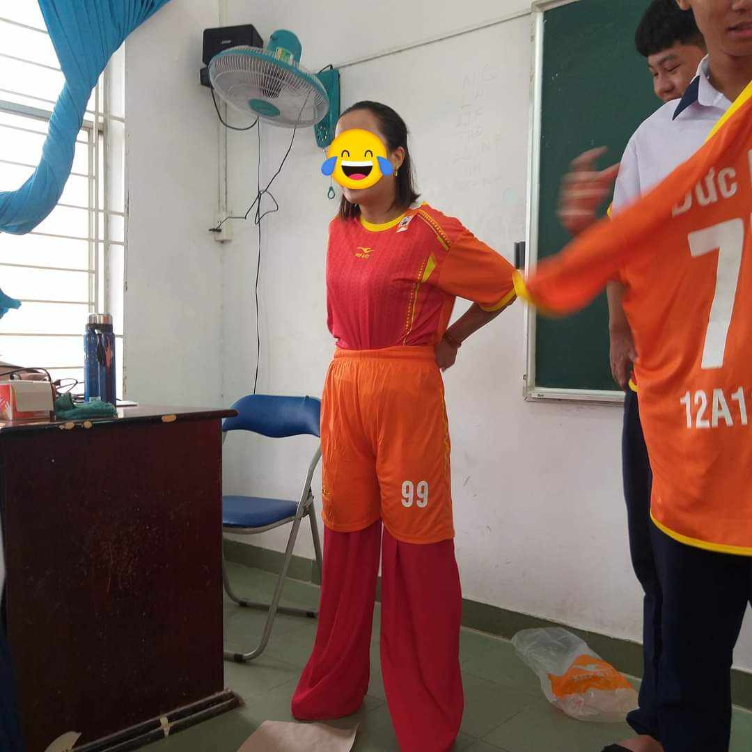 Đúng là ''nhất quỷ, nhì ma, thứ ba học trò'', các trò tặng cô món quà độc đáo thế này thì hôm nào cũng phải gọi lên trả bài đầu giờ mới được