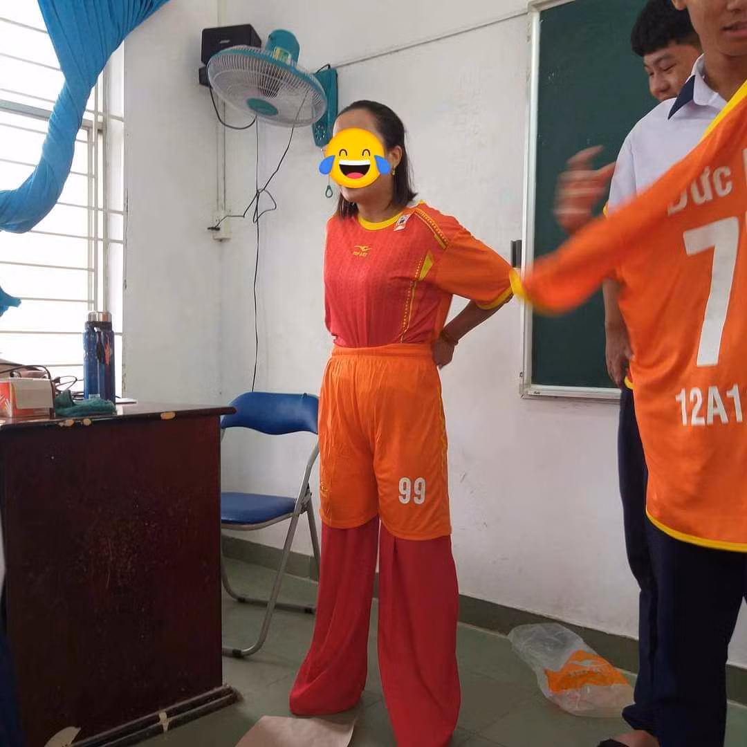 Đúng là ''nhất quỷ, nhì ma, thứ ba học trò'', các trò tặng cô món quà độc đáo thế này thì hôm nào cũng phải gọi lên trả bài đầu giờ mới được