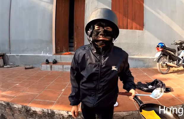 Theo đó, Hưng Vlog bôi nhọ đen xì mặt, đội nồi cơm điện, mặc bộ đồ màu đen và cầm chảo tới đi vào nhà xin tiền bà Tân. Quá hoảng sợ trước hình dạng quái dị nên bà Tân buộc phải cho tiền.