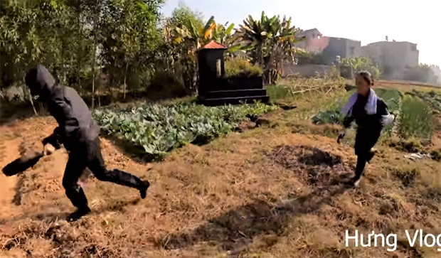 Ngay sau khi được chia sẻ trên mạng xã hội, clip ngay lập tức trở thành chủ đề bàn cãi của cộng đồng mạng. Trong khi "ăn mày mặt đen" đang là nỗi sợ hãi, khiến rất nhiều người hoang mang thì Hưng Vlog lại ngang nhiên mang ra đùa cợt để câu view. Chắc hẳn anh đã quên rằng cách đây không lâu, ca sĩ Chi Dân và Midu cũng từng bị "ném đá" dữ dội vì lôi hình ảnh tên ăn mày đáng sợ này ra đùa.