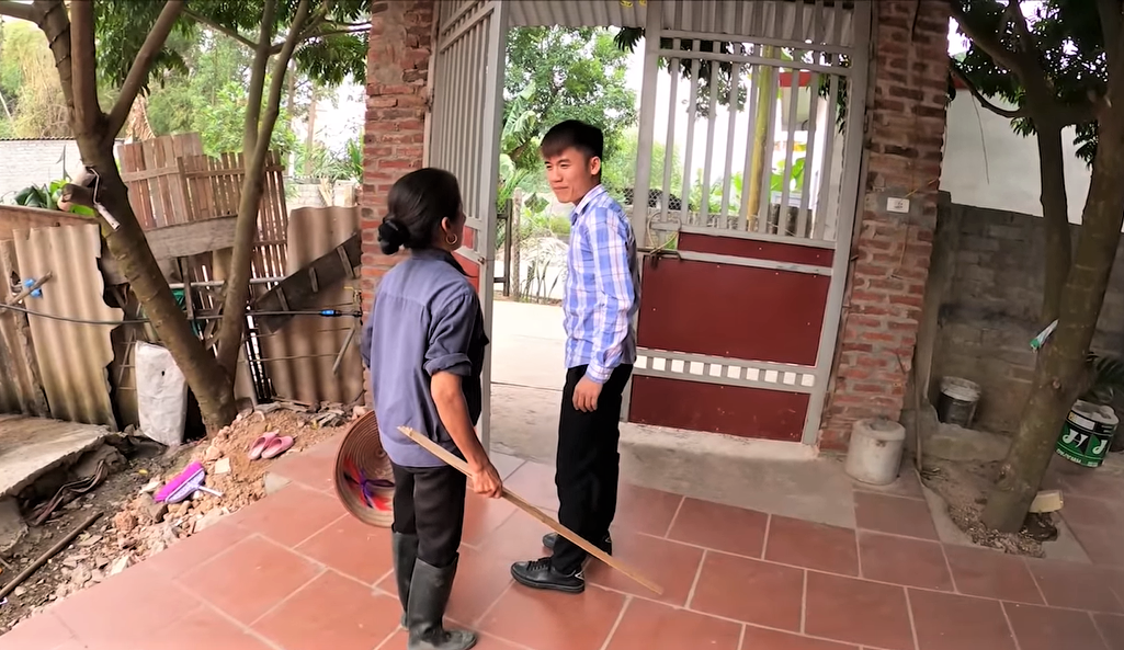 Kể từ khi ra mắt, kênh Youtube của con trai Bà Tân Vlog liên tục nhân gạch đá từ cộng đồng mạng vì những trò đùa "quá lố" với mẹ và những trò bất chấp câu views.