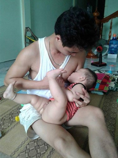 Mẹ vắng nhà, bố không ngại cho con...ti.