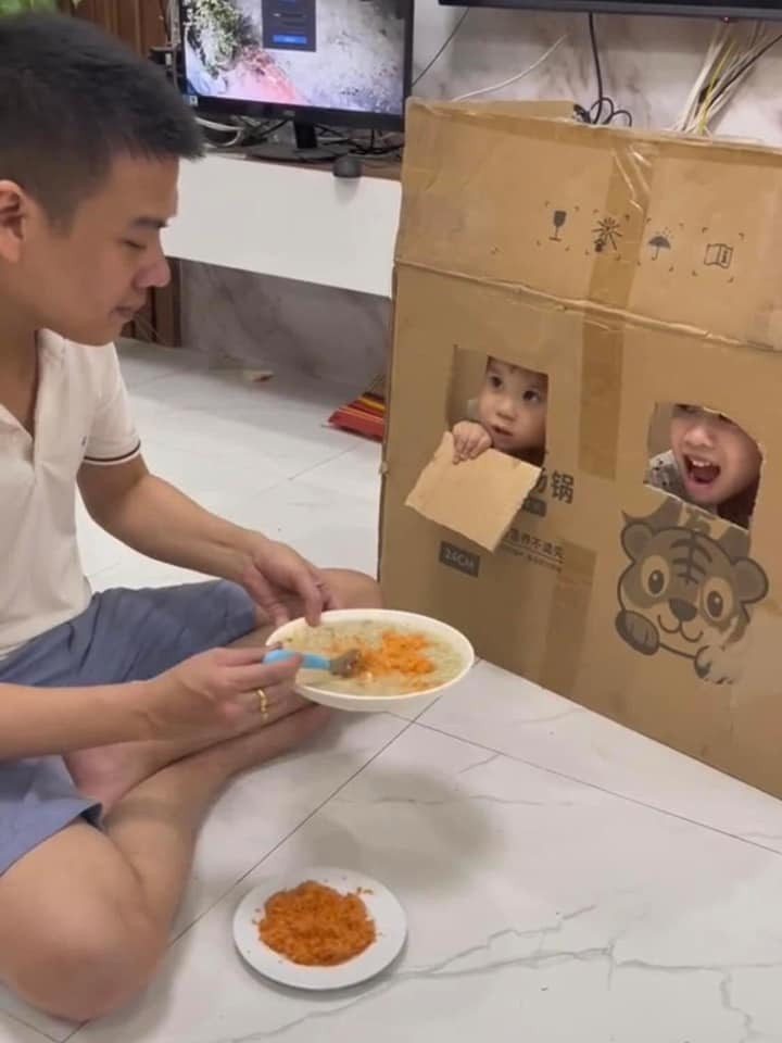 Nhà đẻ 2 đứa sát nhau nên nhiều khi cả 2 tị nạnh, không chịu ăn cơm. Ông bố này đã nghĩ ra phương pháp cho con ăn rất đặc biệt.