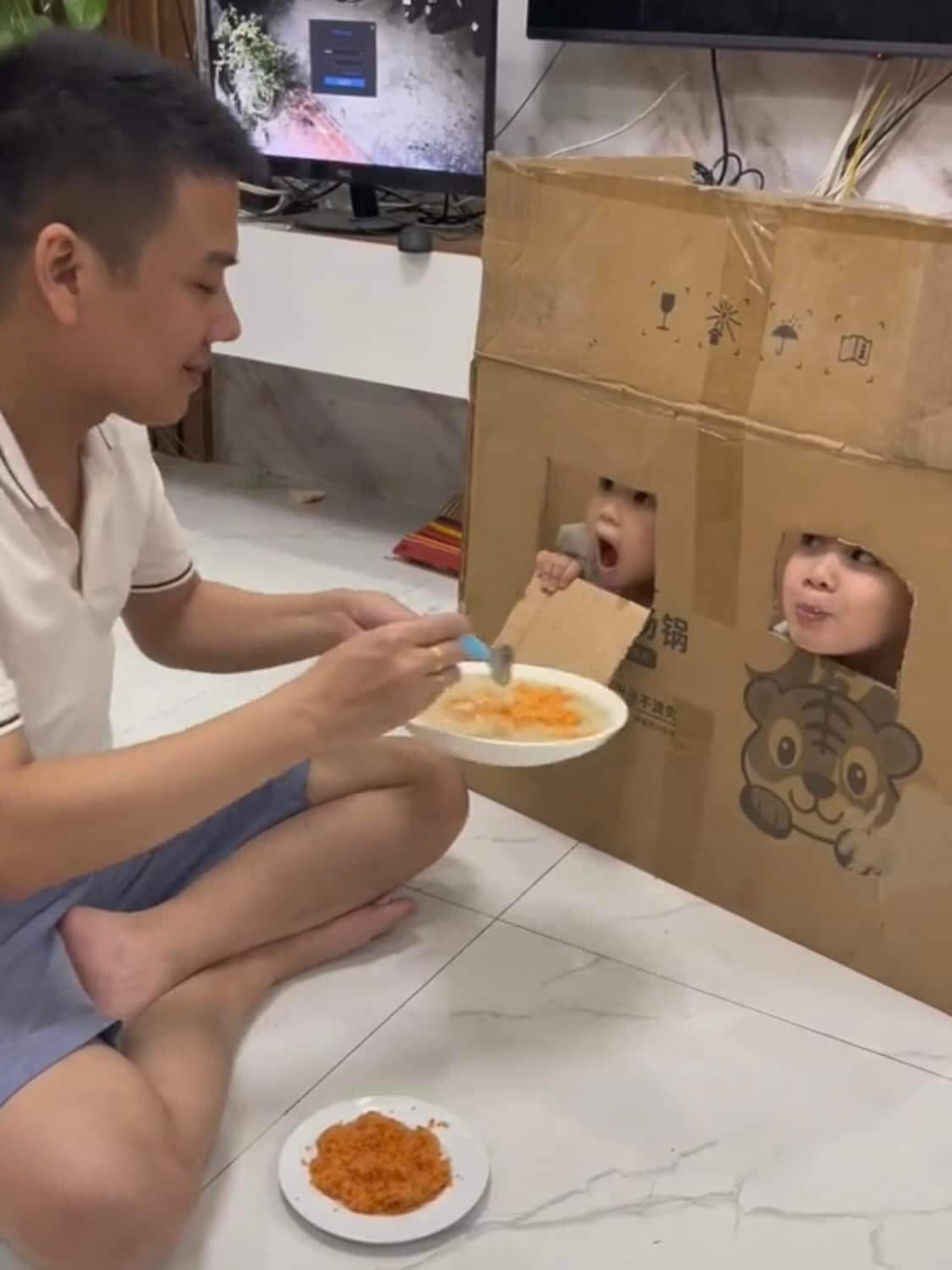 Không cần ép uổng, với phương pháp này 2 đứa con của anh thi nhau ăn.