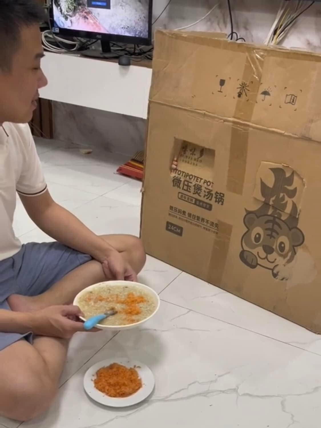 Người bố giả vờ gõ cửa gọi em bé nhà mình.