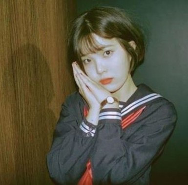 Từ bờ môi mọng, đôi mắt to tròn, sống mũi đến biểu cảm ngọt ngào của Cheong Ah đều rất giống với ca sĩ IU. Cô nàng còn sở hữu làn da trắng mịn màng, vóc dáng nhỏ nhắn.