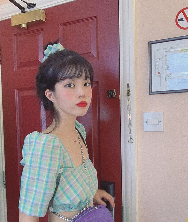 Bên cạnh bình luận "trầm trồ", không ít người tỏ ra nghi ngờ rằng những bức hình đã qua chỉnh sửa để giống với nữ ca sĩ nổi tiếng. Họ đoán Cheong Ah cố tình tạo dáng, trang điểm để bắt chước IU.